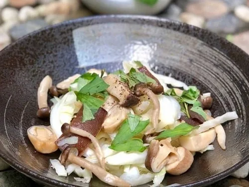 nam-ngoc-tram-xao-thit-min