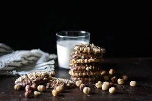 Làm bánh quy bơ sữa: Bánh quy nhúng socola ngọt ngào