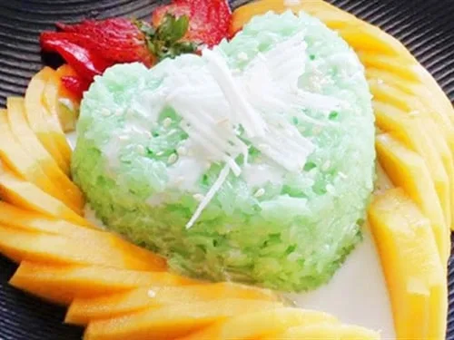 Phần xôi xoài có thêm nước cốt lá dứa vô cùng bắt mắt