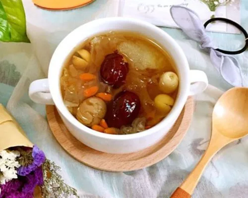 Chè hạt sen táo tàu nấm tuyết