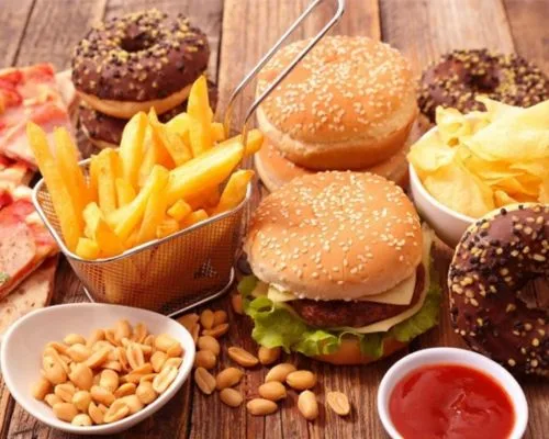 Trẻ bị đau mắt đỏ kiêng đồ ăn nhanh