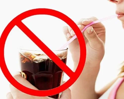 Trẻ bị đau mắt đỏ kiêng sử dụng đồ uống có ga